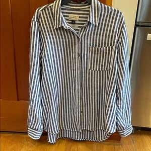 Universal Thread Blue and White Striped Casual Button-Down Shirt